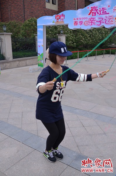 小麥也是現(xiàn)場(chǎng)玩起了跳繩，技術(shù)不錯(cuò)嘛！