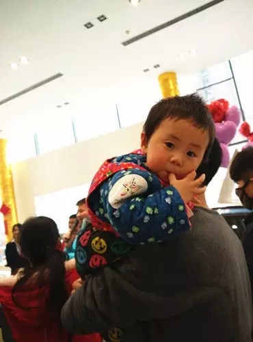 小朋友雖然你骨骼清奇，但是米、油你照樣拎不動(dòng)啊，還是乖乖的油卡拿好吧。