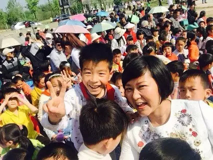 現(xiàn)場看來，陶真姐姐更是倍受孩子們的歡迎！