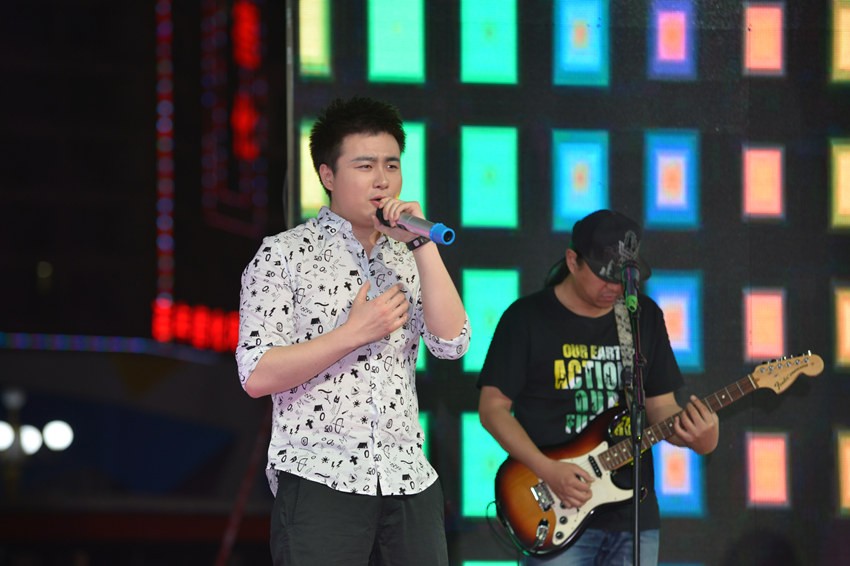 首先出場的是主播佳雨，一首《李白》，瞬間將現(xiàn)場的火熱氣氛點(diǎn)著。