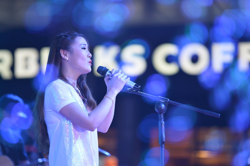 接下來是主播丹丹的《辛德瑞拉》，作為一個(gè)音樂節(jié)目的主播，唱歌當(dāng)然都是毛毛雨。