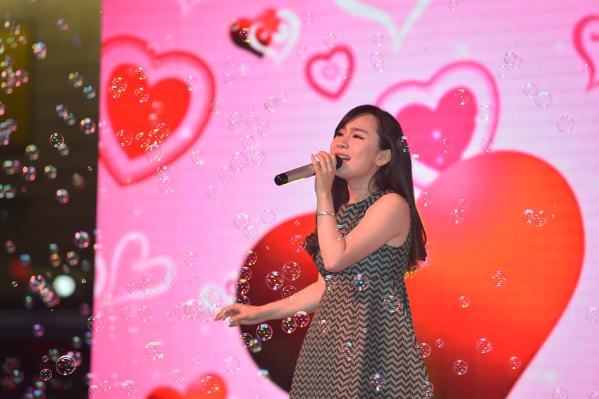 夢茹選擇了走溫情路線，《至少還有你》唱的是深情款款。