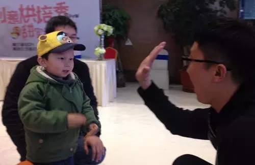 老楊你真心的是童心未泯啊，來，跟叔叔Give Me Five！