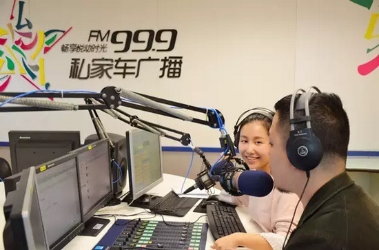 美女嘉賓來做客直播間，麥姐看莫非的眼神，嘖嘖，愛一個人是什么感覺？