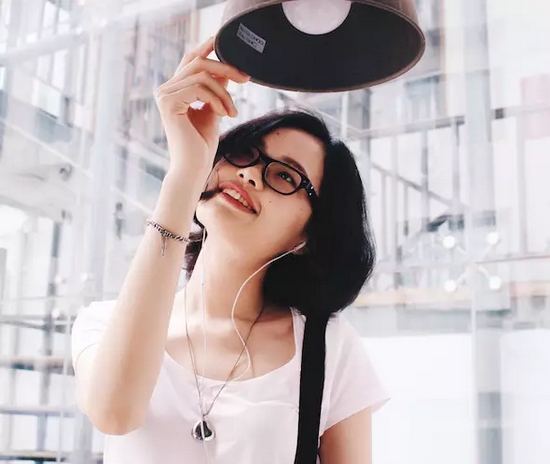 當(dāng)然，怎么能少的了美女出鏡？