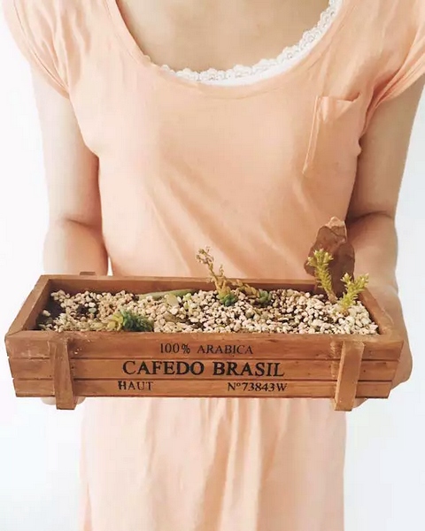 我們同時也在撫摸著希望，從中了解鄭州的生命張力。