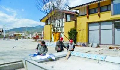 　　別墅工地，工人正在施工。