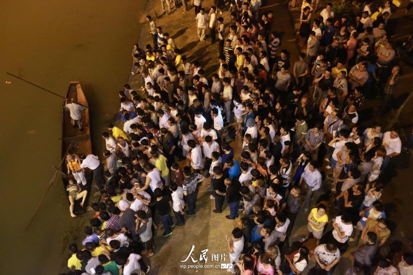 6月4日晚，湖南省婁底市二大橋跳河自殺的女子遺體被打撈上來。