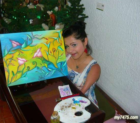 四肢不全仍堅(jiān)持用嘴作畫 點(diǎn)贊最勵志女畫家