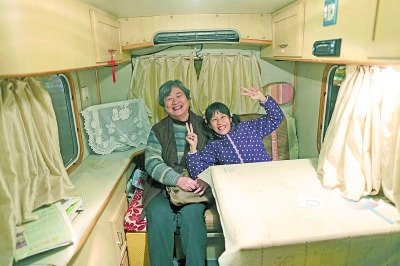  天黑了，外面風雨交加而董怡汶坐在溫暖的房車里。