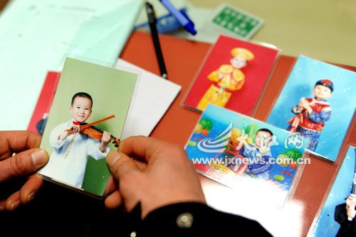 　每當(dāng)想兒子時，熊爸只有盯著照片看