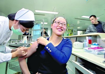 昨日，向雪敏在同濟醫(yī)院血液科病房打動員劑，丈夫陳武右在身后注視著妻子 記者傅克強