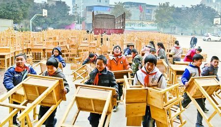 同學們正領取周勇捐贈的課桌