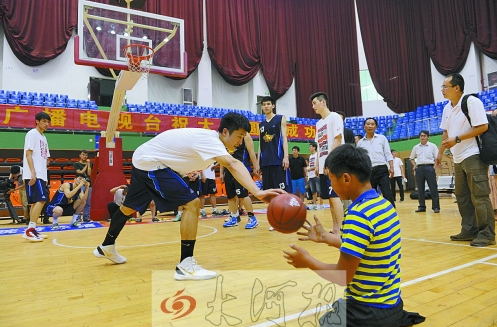 河南男籃的隊(duì)員給秦旭磊打下手喂球 河南男籃的隊(duì)員給秦旭磊打下手喂球