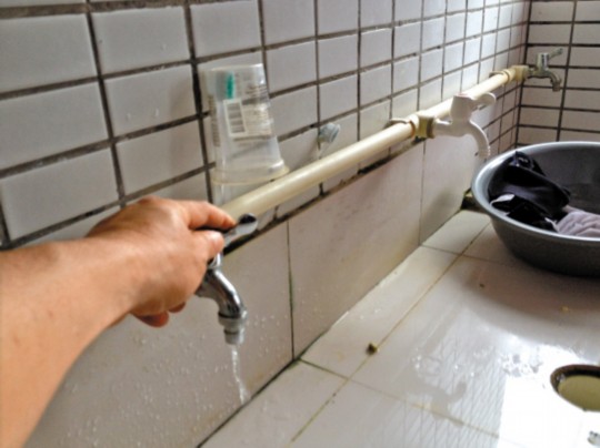 宿舍沒(méi)水學(xué)生接雨水洗澡？學(xué)校稱(chēng)是學(xué)生惡作劇