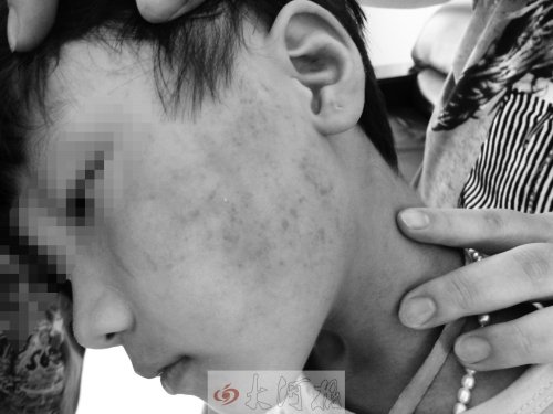 10歲女童向同學(xué)施暴 扇耳光擠肚子強(qiáng)迫舔腳趾 10歲女童向同學(xué)施暴 扇耳光擠肚子強(qiáng)迫舔腳趾