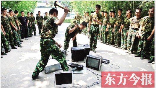 為了讓孩子表達(dá)戒除網(wǎng)癮的決心，學(xué)校組織孩子親手砸毀電腦