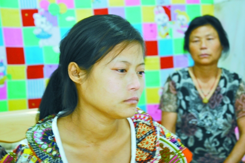 王學(xué)鳳望著女兒，一言不發(fā)