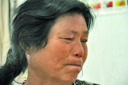 談及女兒的病情，王學(xué)鳳不禁哭了出來(lái)