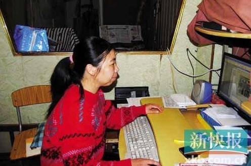 在狹小簡陋的住處，陳敏莉最專注的事情是通過網(wǎng)絡(luò)即時了解公益信息