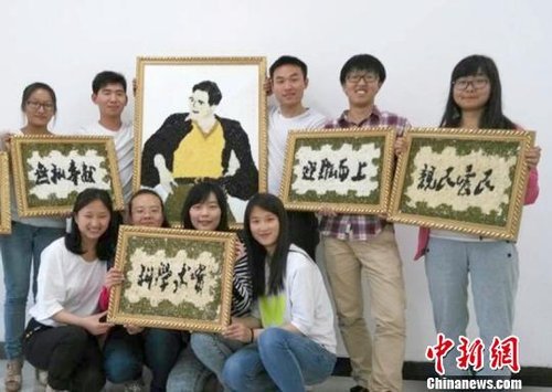 大學(xué)生們?yōu)榧o(jì)念焦裕祿，用黑豆、綠豆、大米等糧食在硬紙板上創(chuàng)作的糧食畫