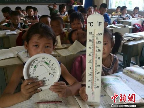 6月3日，下午四點(diǎn)，昆明市東川區(qū)因民鎮(zhèn)中心學(xué)校一年級(jí)教室溫度達(dá)到44℃