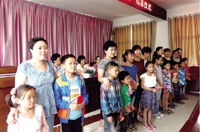 身后的“代理媽媽”，使留守兒童的身心有了依靠