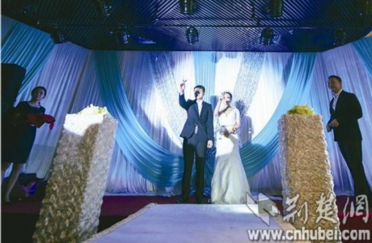 經(jīng)過執(zhí)著追求和3年戀愛，昨日，25歲的武漢小伙張巖終于娶回黑龍江姑娘張巖