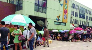 金壇市實(shí)驗(yàn)幼兒園門(mén)前，家長(zhǎng)在排隊(duì)