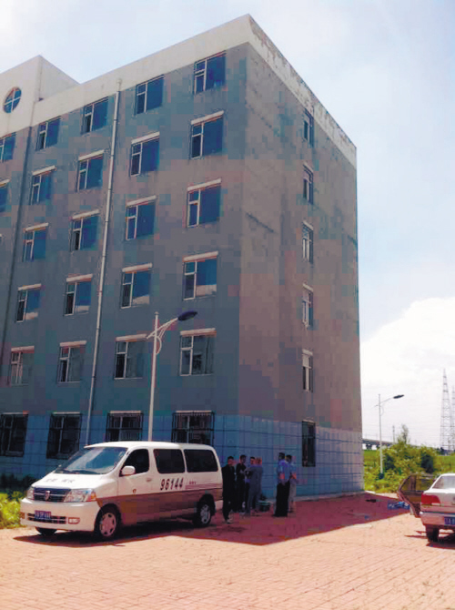 現(xiàn)場(chǎng)被警方封鎖，圈內(nèi)為死者遺體位置