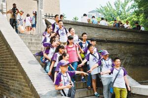 西安小雁塔景區(qū)內(nèi)，學(xué)生們正在古跡前合影留念