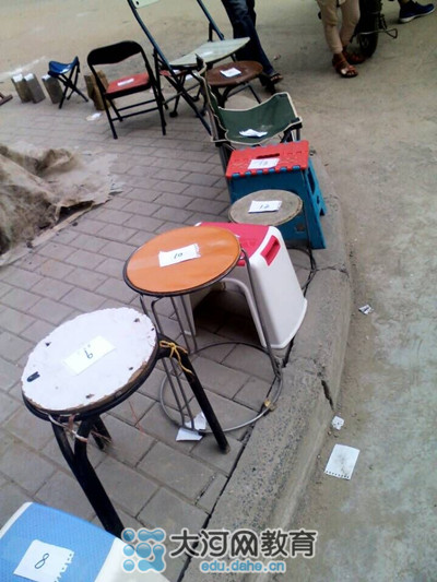 17號中午，鄭州市金水區(qū)實驗小學(xué)就已經(jīng)開始出現(xiàn)排隊等待報名的長龍了！