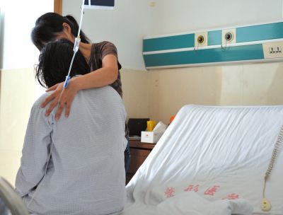 由于前天進(jìn)行了面部修復(fù)手術(shù)，俞燕身體不適，父母24小時(shí)陪在她的身邊