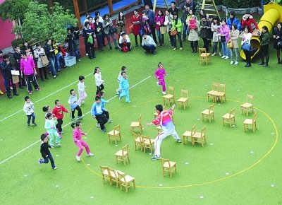 男老師帶著孩子們做游戲。