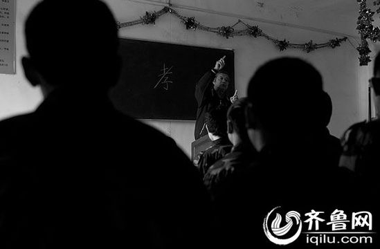 方光與其他癡迷網(wǎng)絡(luò)游戲的孩子一起，在重新認(rèn)識(shí)“孝”的含義