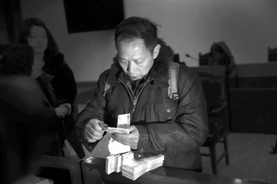 　昨日，從四川老家趕來(lái)的藍(lán)田忠，從房山法院執(zhí)行法官手里領(lǐng)到了自己的賠償款。他和15名工友在房山一煤礦