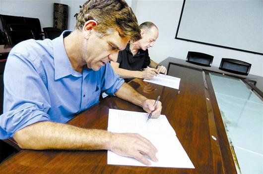 兩位外教在本報“考試” 兩位外教在本報“考試”