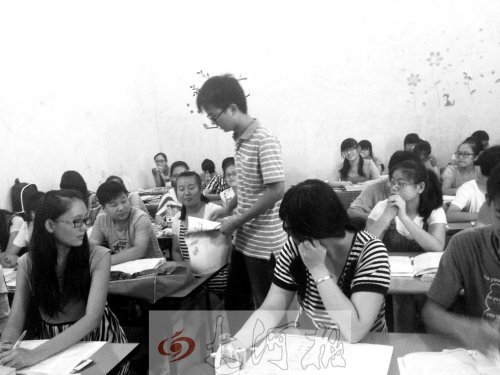 補習(xí)課上，馮昊怡不像老師，更像是學(xué)生們的同學(xué)。