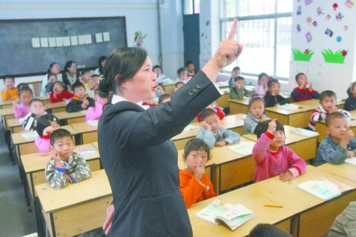 不到上小學(xué)年齡的孩子，只得在幼兒園復(fù)讀或者上“幼小銜接班”