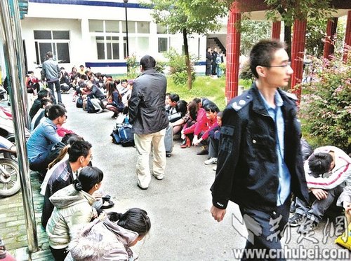 派出所院子里，擠滿了被解救的傳銷人員