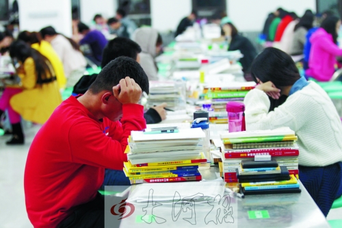 偌大的食堂里，很安靜