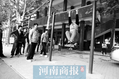 引體向上，難住不少同學