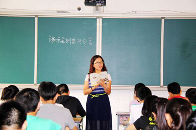 老師給同學(xué)進行課程綱要的分享