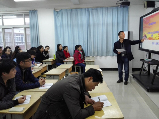 劉永力書記主講，全體黨員和教師參會(huì)聆聽