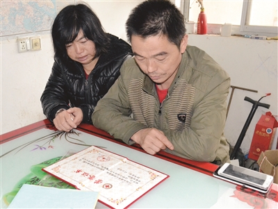 如今，劉圓父母想念女兒時(shí)只能看著榮譽(yù)證書發(fā)呆