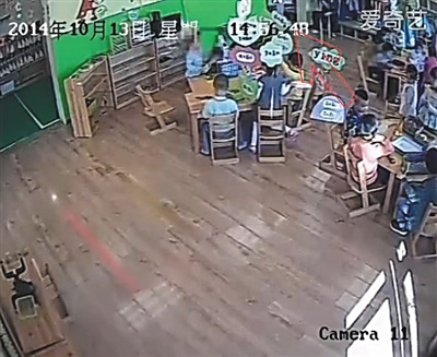 幼兒園監(jiān)控畫面顯示，小健曾被推搡、拉扯（紅箭頭處）