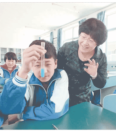 北京市密云區(qū)大城子中學(xué)，一位教師在指導(dǎo)學(xué)生做實驗