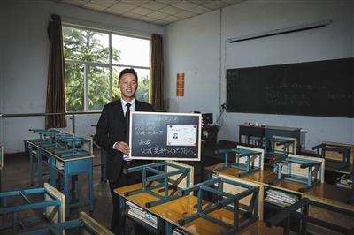 　張俊成，41歲，曾是北京大學(xué)的一名保安。1995年，通過(guò)成人高考，考上了北京大學(xué)法律系(?？?，被媒體稱為“北大保安高考第一人”，現(xiàn)為長(zhǎng)治市一所中等職校的校長(zhǎng)