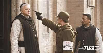 梅甘（左）、安西滿（右）與日本兵對(duì)峙的一幕。