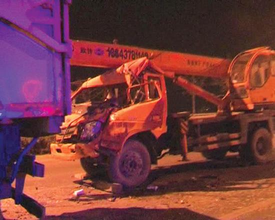 沒(méi)有駕照，還開(kāi)了輛無(wú)牌吊車 能有啥結(jié)果？